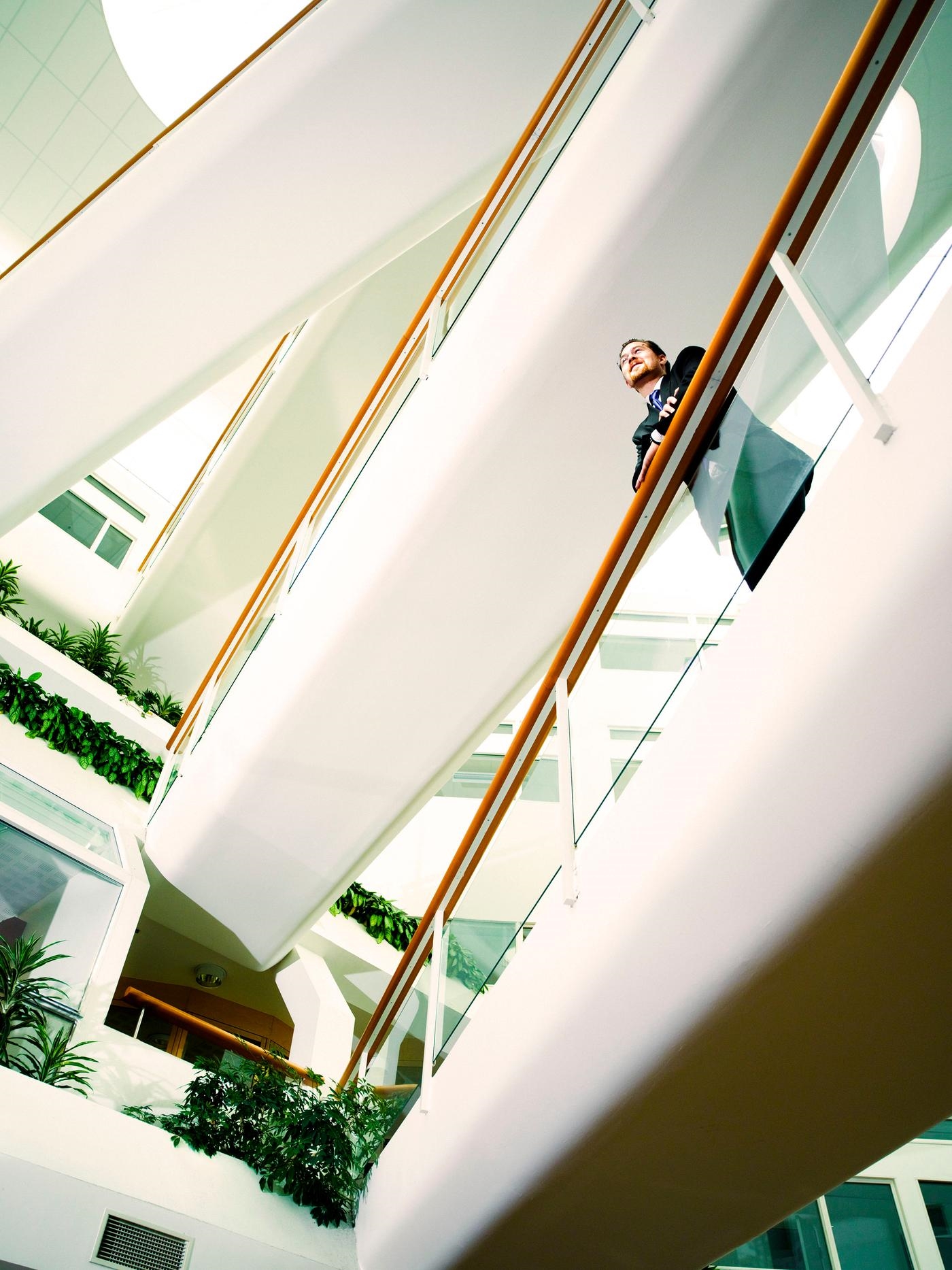 Man i kontorsbyggnad, underifrån.