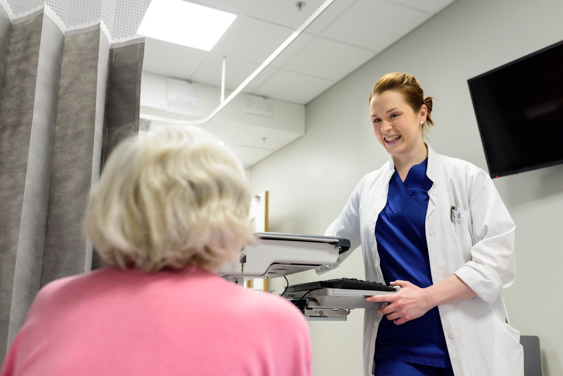 Lääkäri Leena Männikkö potilaskierroksella Keski-Pohjanmaan keskussairaalan päivystys- ja diagnostiikkaosastolla.