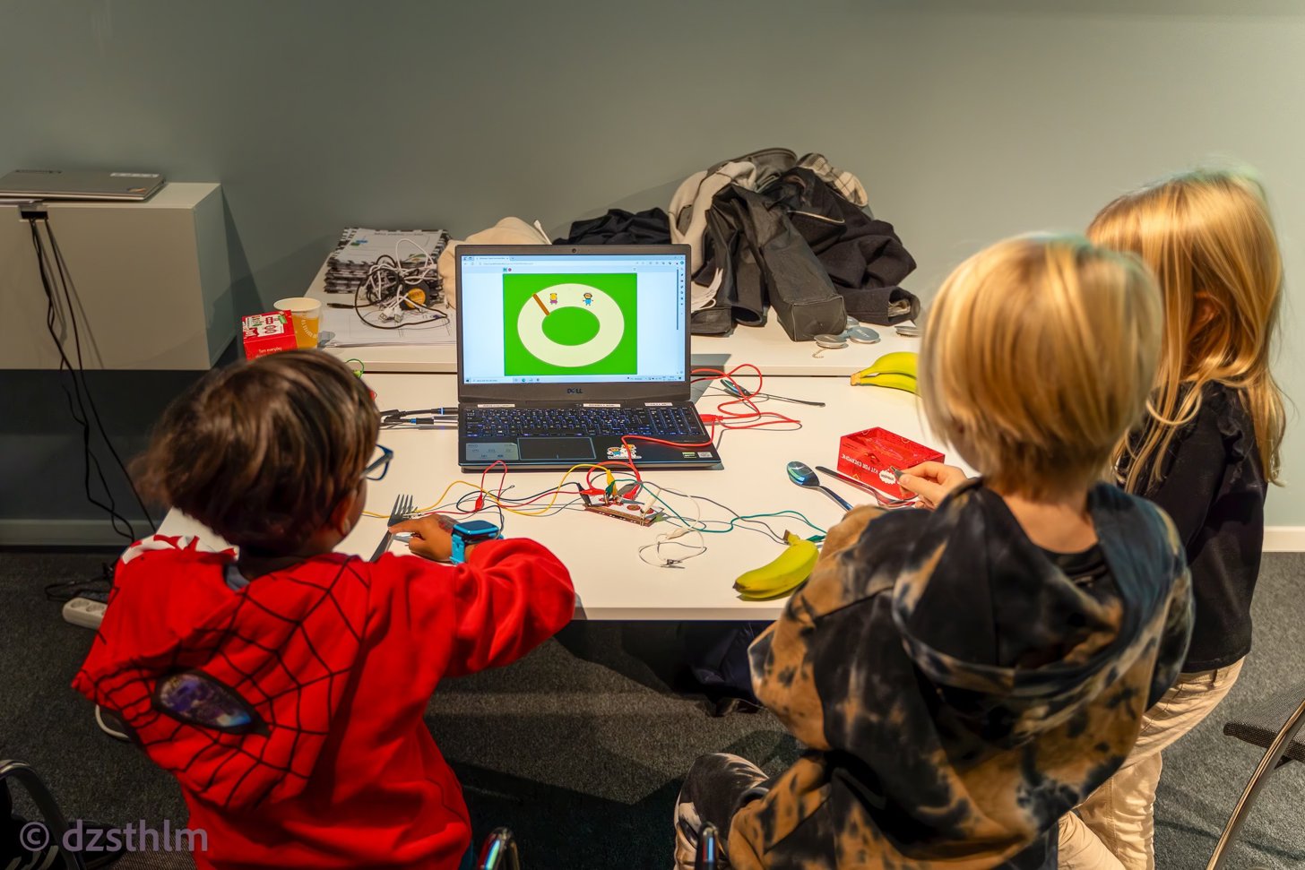 Tv&aring; barn l&auml;r sig programmering p&aring; Tietoevry