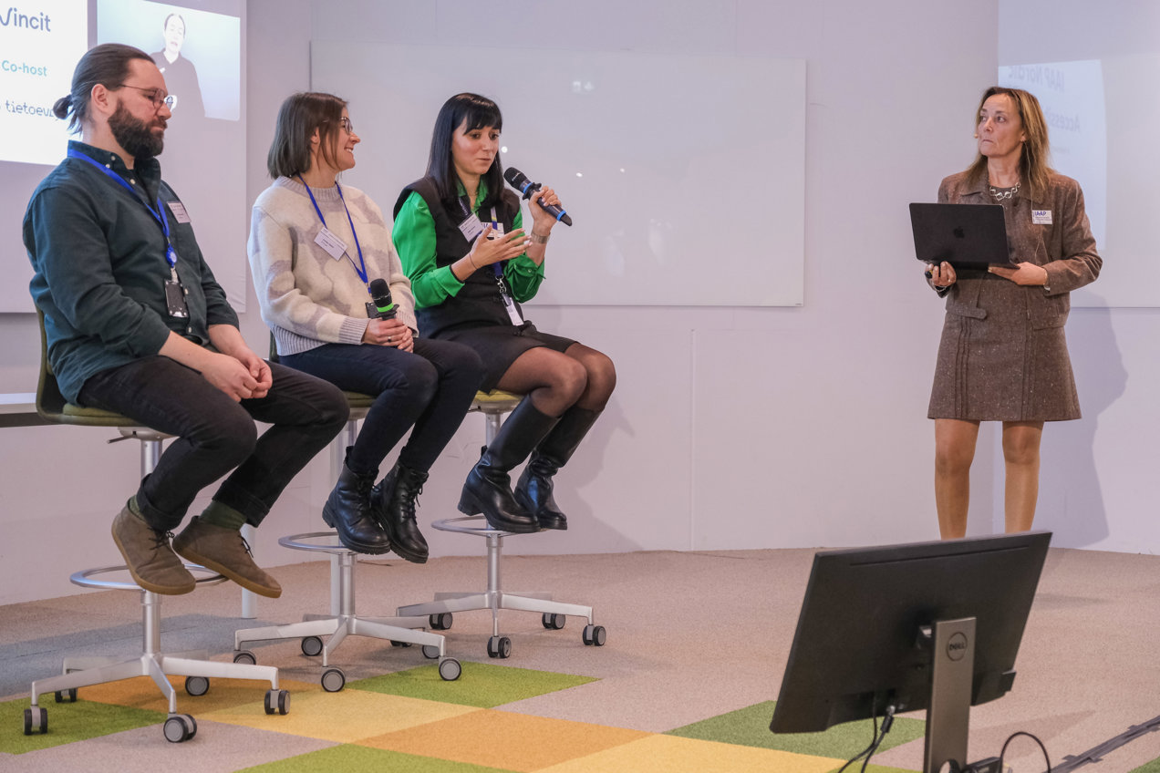 Panelistit Timo &Ouml;vermark, Annika Valtari ja Nadia T&ouml;rnroos, sek&auml; moderoija Susanna Laurin. Kuva: Daniel Koskinen