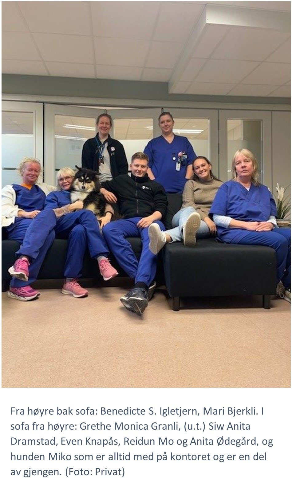 Helsepersonell ansatte i Indre Østfold kommune Grethe Monica Granli, Siw Anita Dramstad, Even Knapås, Reidun Mo og Anita Ødegård, og hunden Miko.