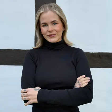 Silje Lilly is our Team Leader in fraud prevention. She is dressed in a black polo shirt.